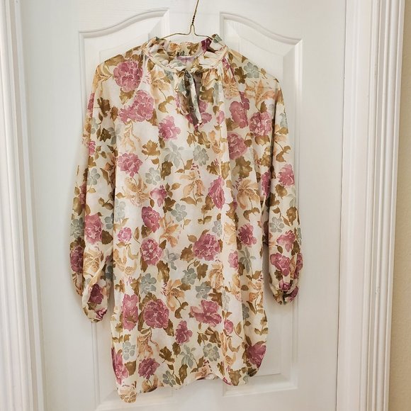 Kohl's Tops - *****6 items for $12***** Flowered Blouse